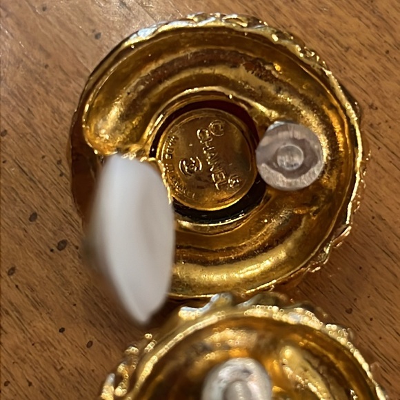 Vintage authentic Chanel red Gripoix glass cabochon gold plated clip on earrings - Picture 11 of 15